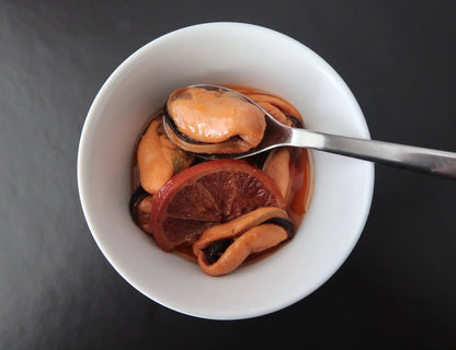 Deliciosas conserva de mejillones asturianos recolectados a mano con escabeche de vermut
