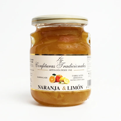 Frasco transparente de confitura tradicional de naranja & limón con etiqueta blanca, dejando ver la mermelada y mostrando la ilustración de naranjas junto a la marca.
