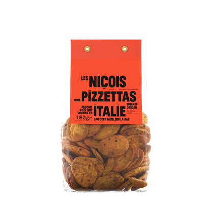 Bolsa de mini pizzetas de tomate y orégano de Les Niçois sobre fondo de estudio, envasadas en un empaque transparente que deja apreciar el intenso color rojo de estas mini focaccias, luciendo una etiqueta grande en color rojo con tipografía en negro en D'12 Gourmet