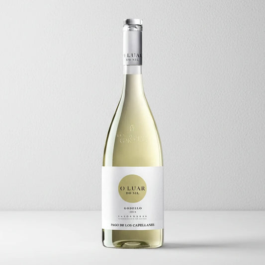 Vino blanco O Luar do sil, un vino blanco con etiqueta blanca y letras en negro.