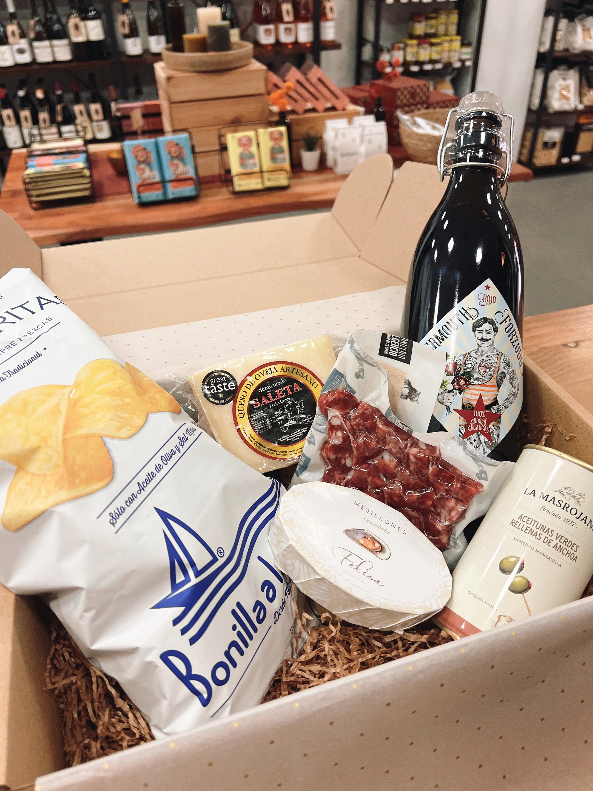 Disfruta del vermuteo de toda la vida con nuestro pack gourmet: productos tradicionales para un aperitivo auténtico y castizo.