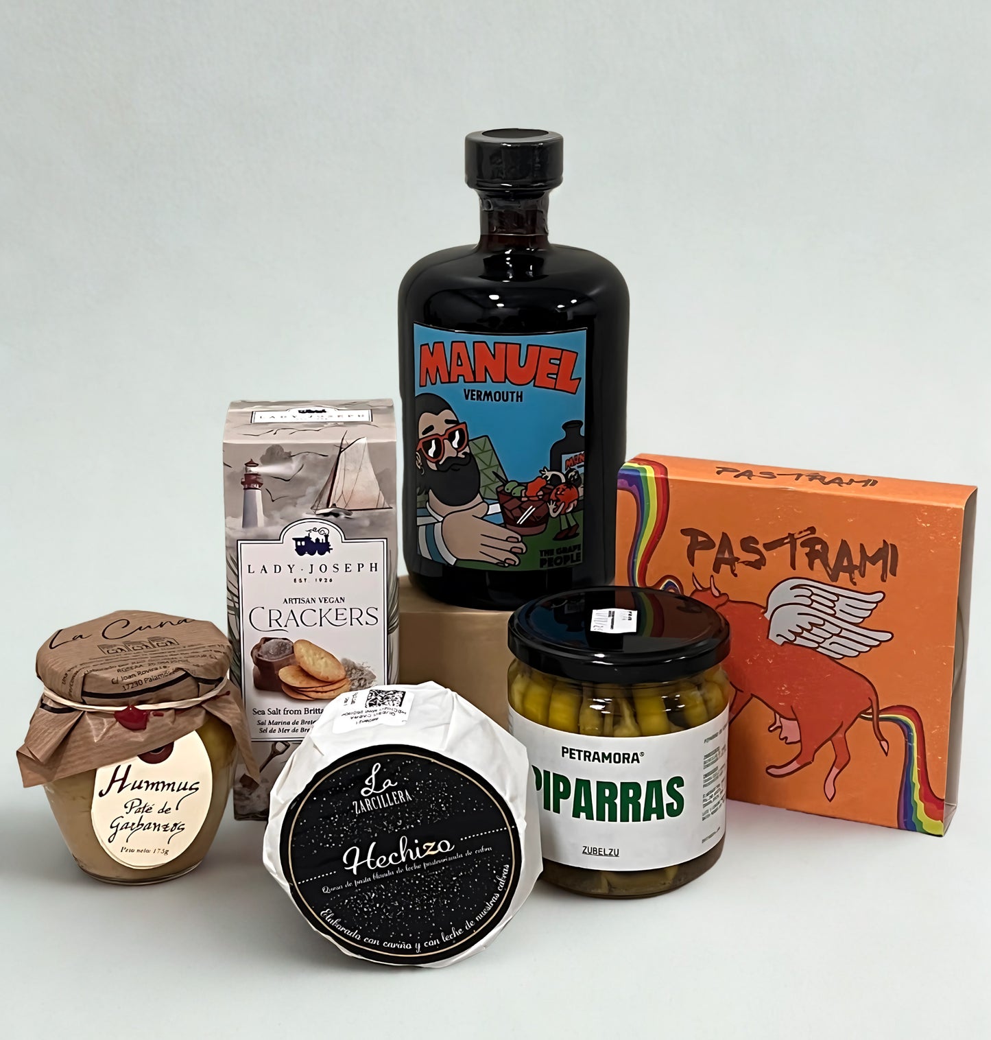Pack aperitivo gourmet con vermut, pastrami y picoteo canalla, listo para disfrutar en reuniones y momentos especiales.