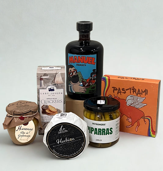Pack aperitivo gourmet con vermut, pastrami y picoteo canalla, listo para disfrutar en reuniones y momentos especiales.