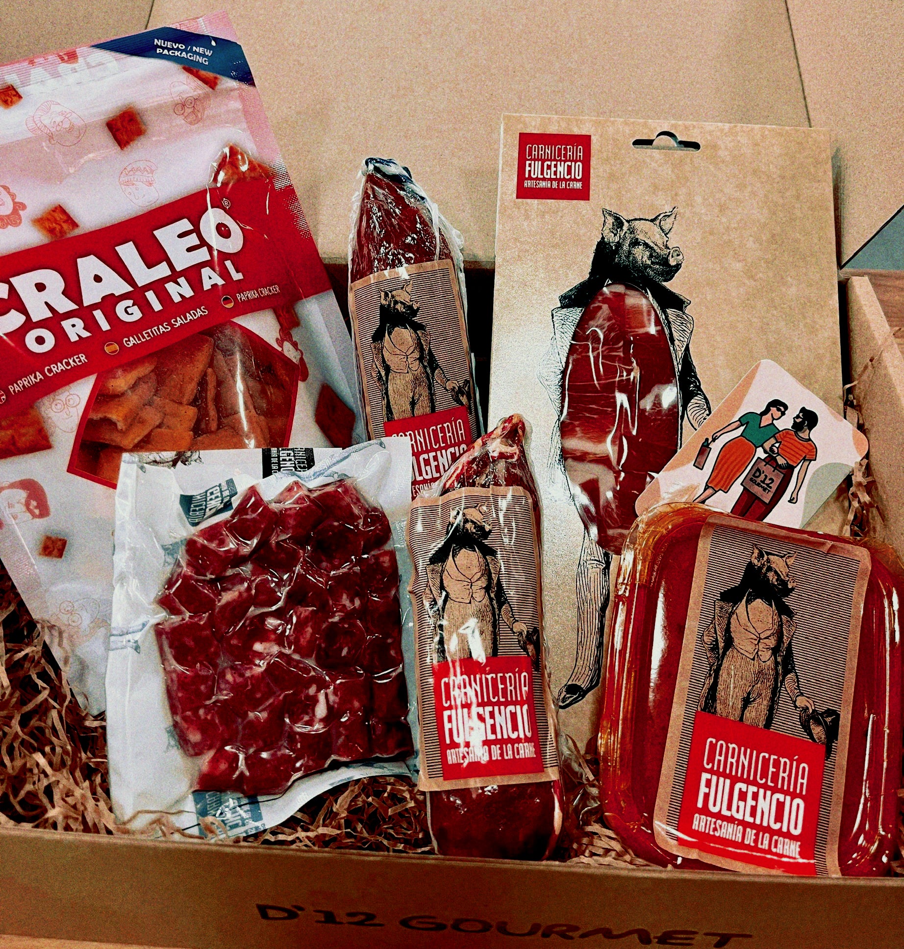 Lote gourmet de embutidos de Chato Murciano con galletas Craleo y caja regalo