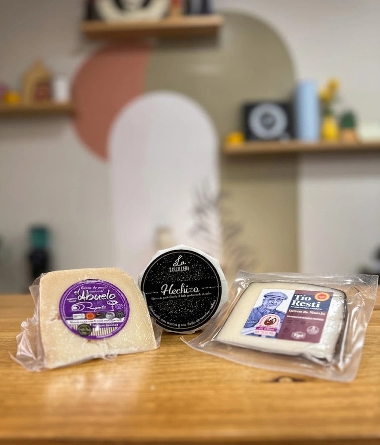 Pack de quesos de Murcia sobre el mostrador de D'12 Gourmet, compuesto por queso El Abuelo, queso Hechizo y queso al vino DOP Murcia.