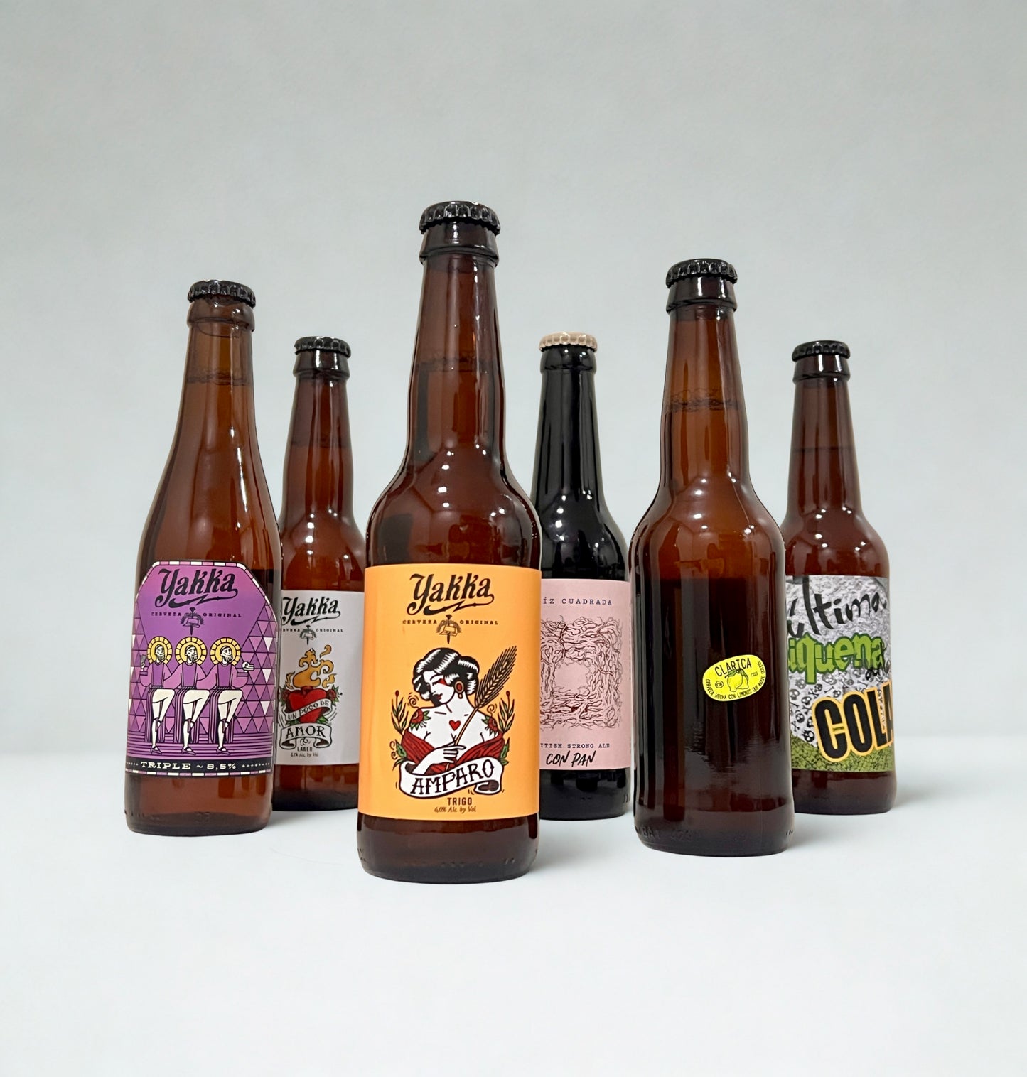 seis botellas de cerveza con etiquetas modernas sobre fondo blanco