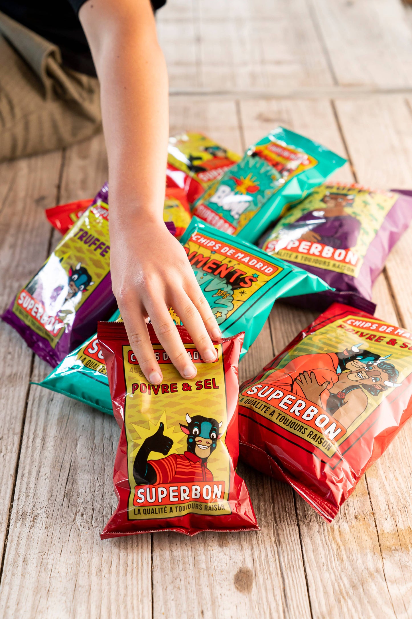 En el suelo se ven una selección de las patatas fritas de Superbon.