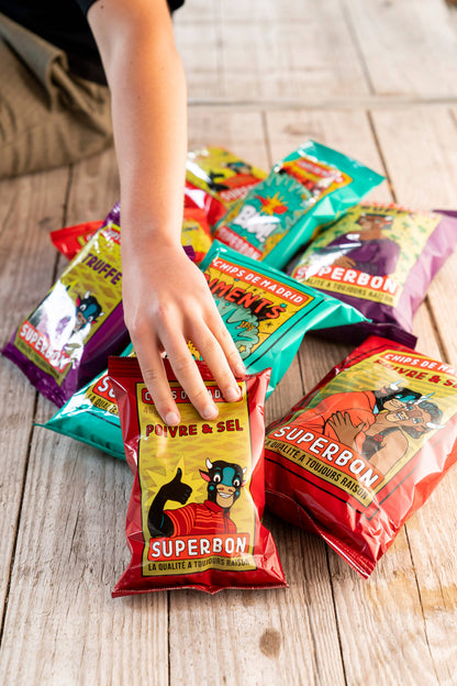 En el suelo se ven una selección de las patatas fritas de Superbon.