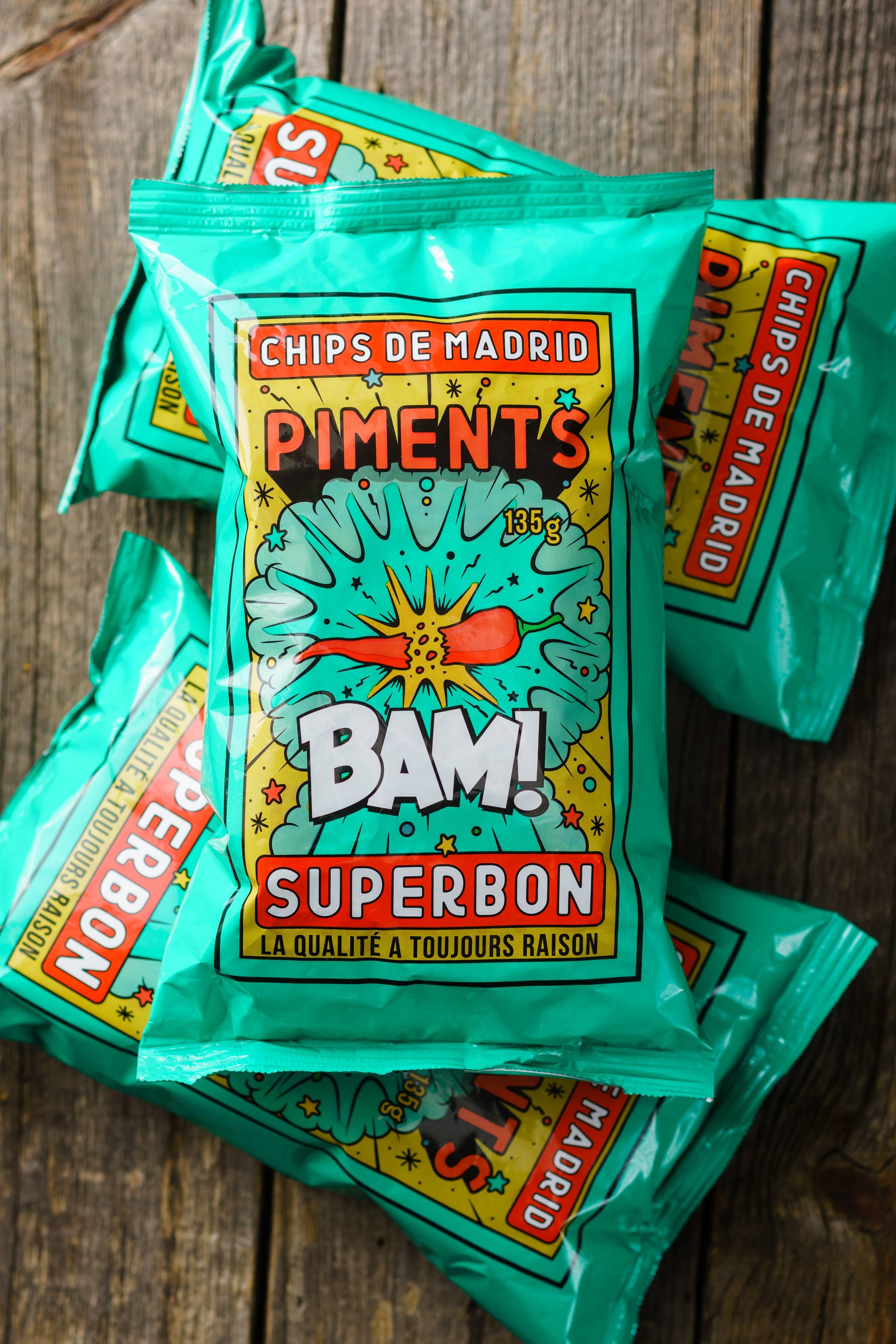 Montaña de bolsas de patatas fritas con chili de superbon.