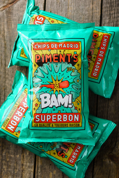 Montaña de bolsas de patatas fritas con chili de superbon.