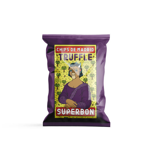 Bolsa de patatas fritas sabor trufa Superbon sobre fondo blanco, con envase de color morado y una ilustración central de una vaca humanizada inspirada en la Mona Lisa, acompañada de una tipografía moderna y llamativa.