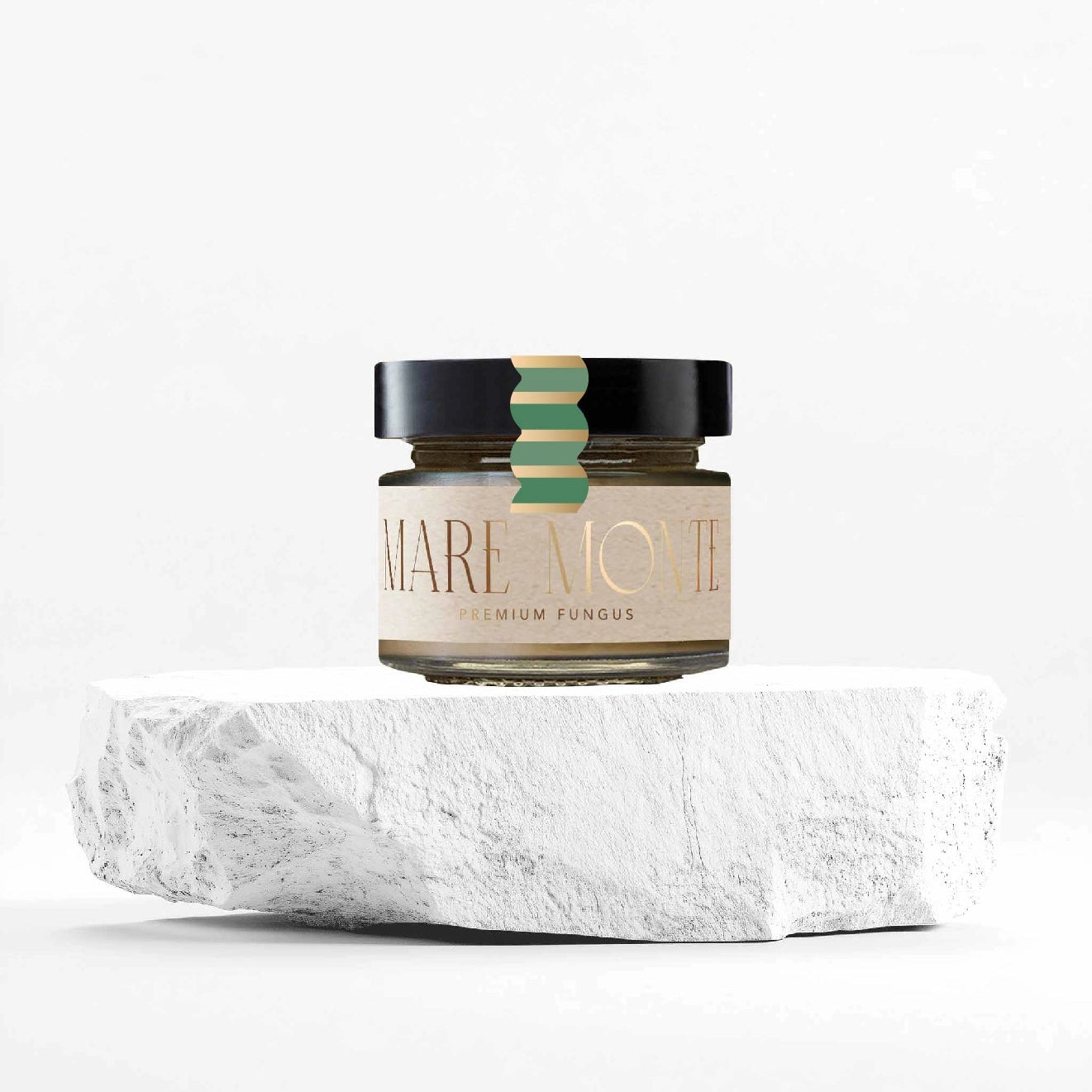 Bote de cristal con paté de champiñones portobello ECO, en un envase exclusivo sobre una piedra blanca y un fondo blanco.