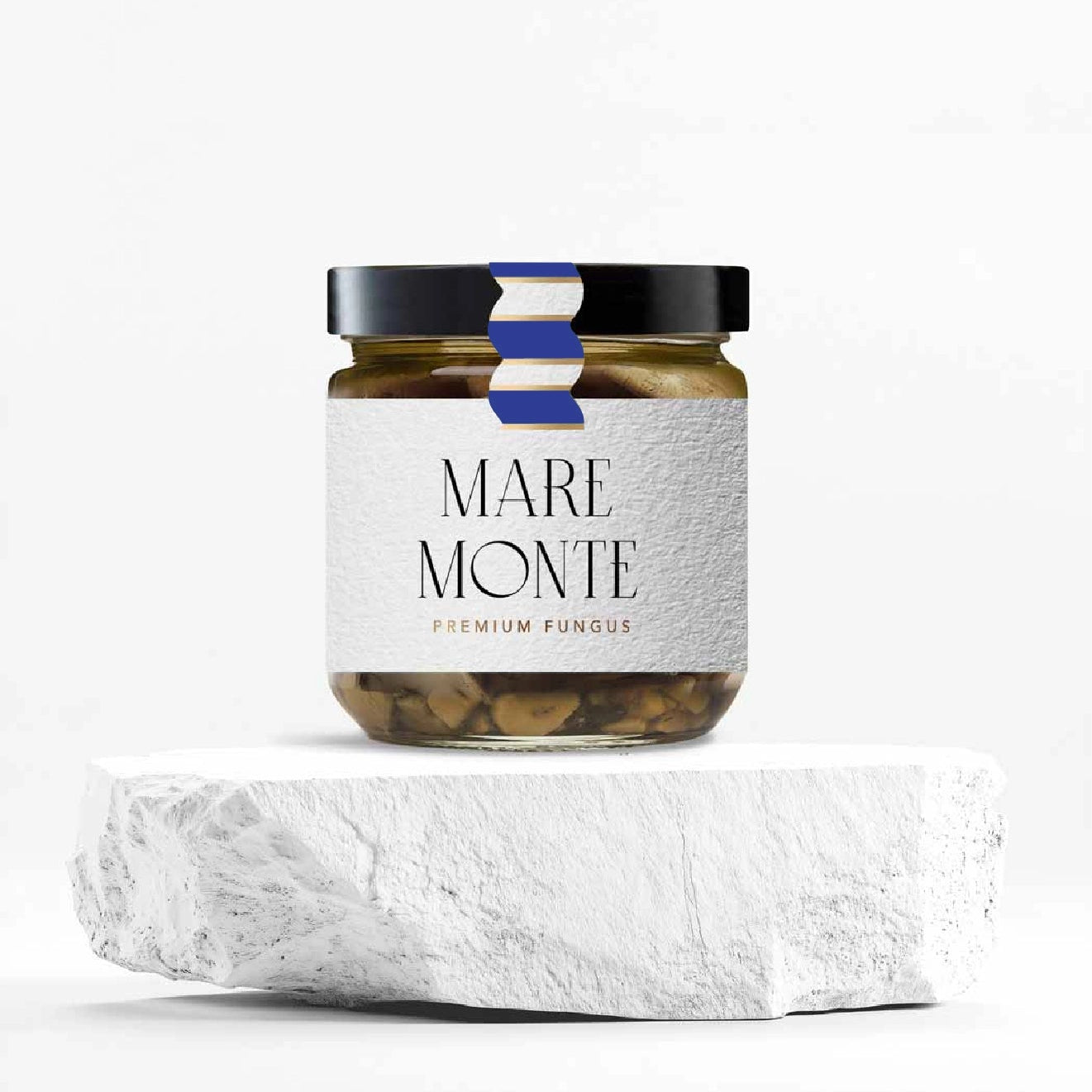 Bote de champiñones portobello ECO al ajillo, sobre piedra blanca y fondo blanco