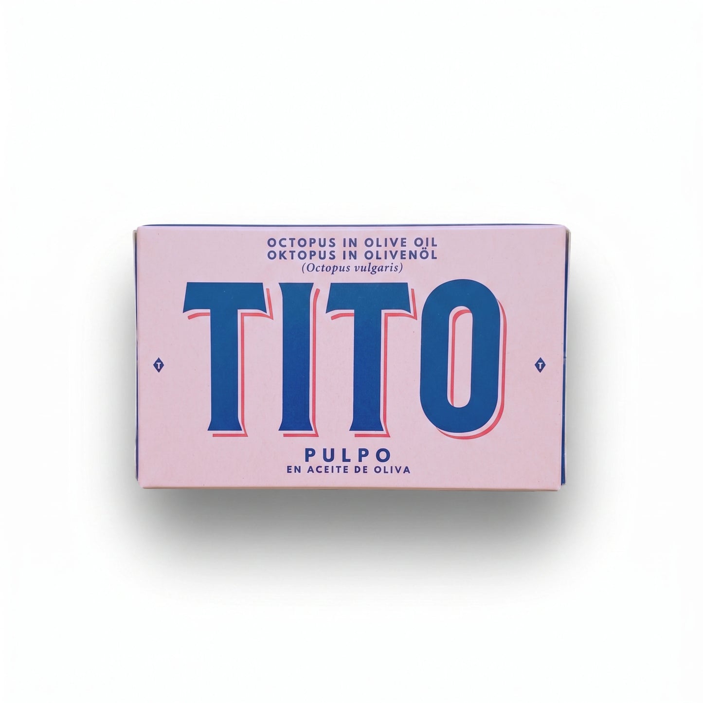 Lata de conserva de pulpo Tito sobre fondo blanco de estudio, con frontal de color rosa y el nombre "TITO" en mayúsculas y letras azules en el centro. Debajo aparece el texto "Pulpo en aceite de oliva" también en color azul.
