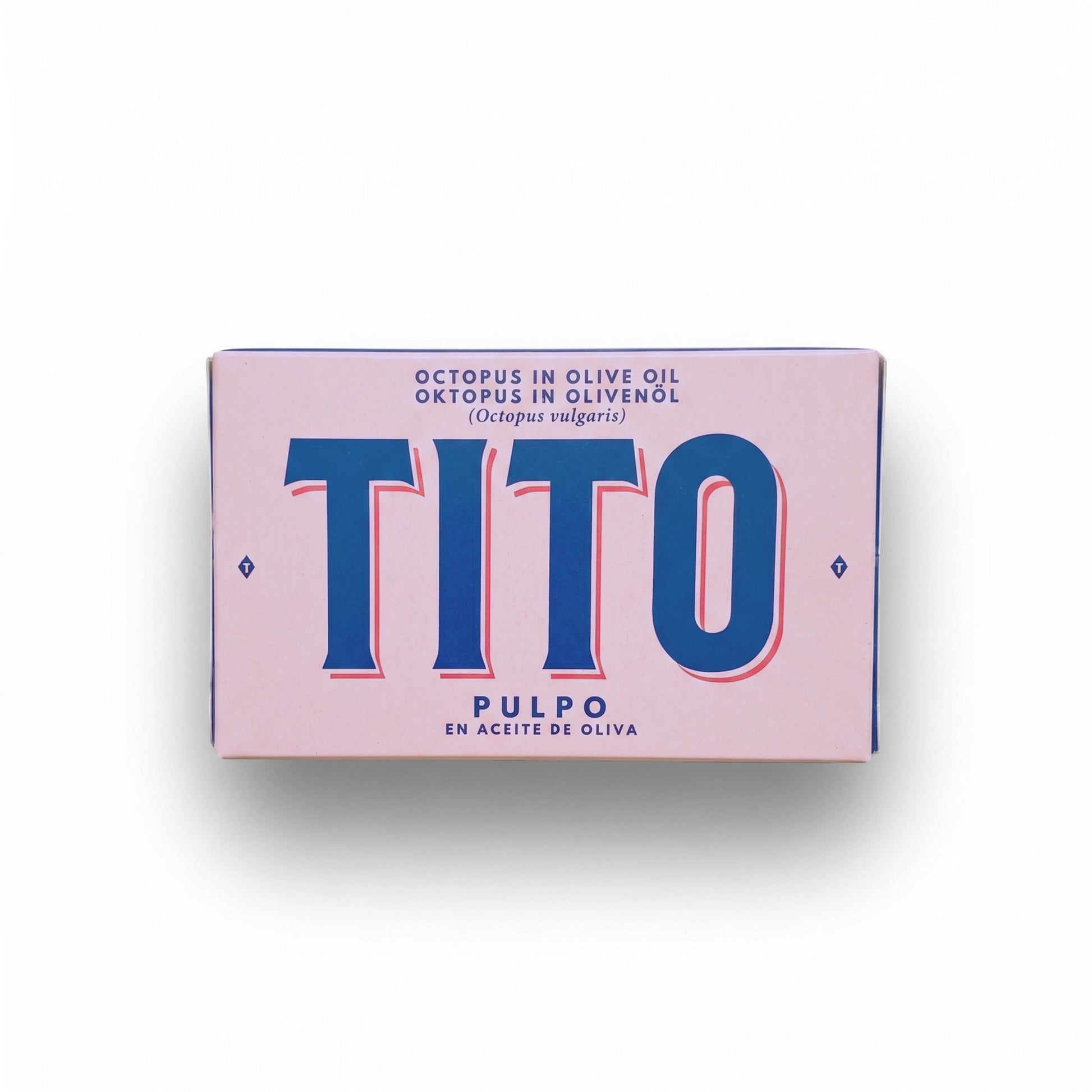 Lata de conserva de pulpo Tito sobre fondo blanco de estudio, con frontal de color rosa y el nombre "TITO" en mayúsculas y letras azules en el centro. Debajo aparece el texto "Pulpo en aceite de oliva" también en color azul.