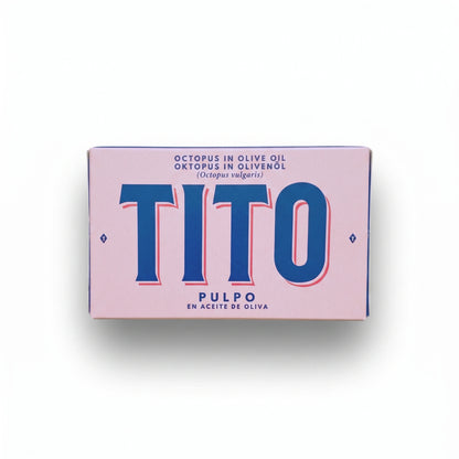 Lata de conserva de pulpo Tito sobre fondo blanco de estudio, con frontal de color rosa y el nombre "TITO" en mayúsculas y letras azules en el centro. Debajo aparece el texto "Pulpo en aceite de oliva" también en color azul.