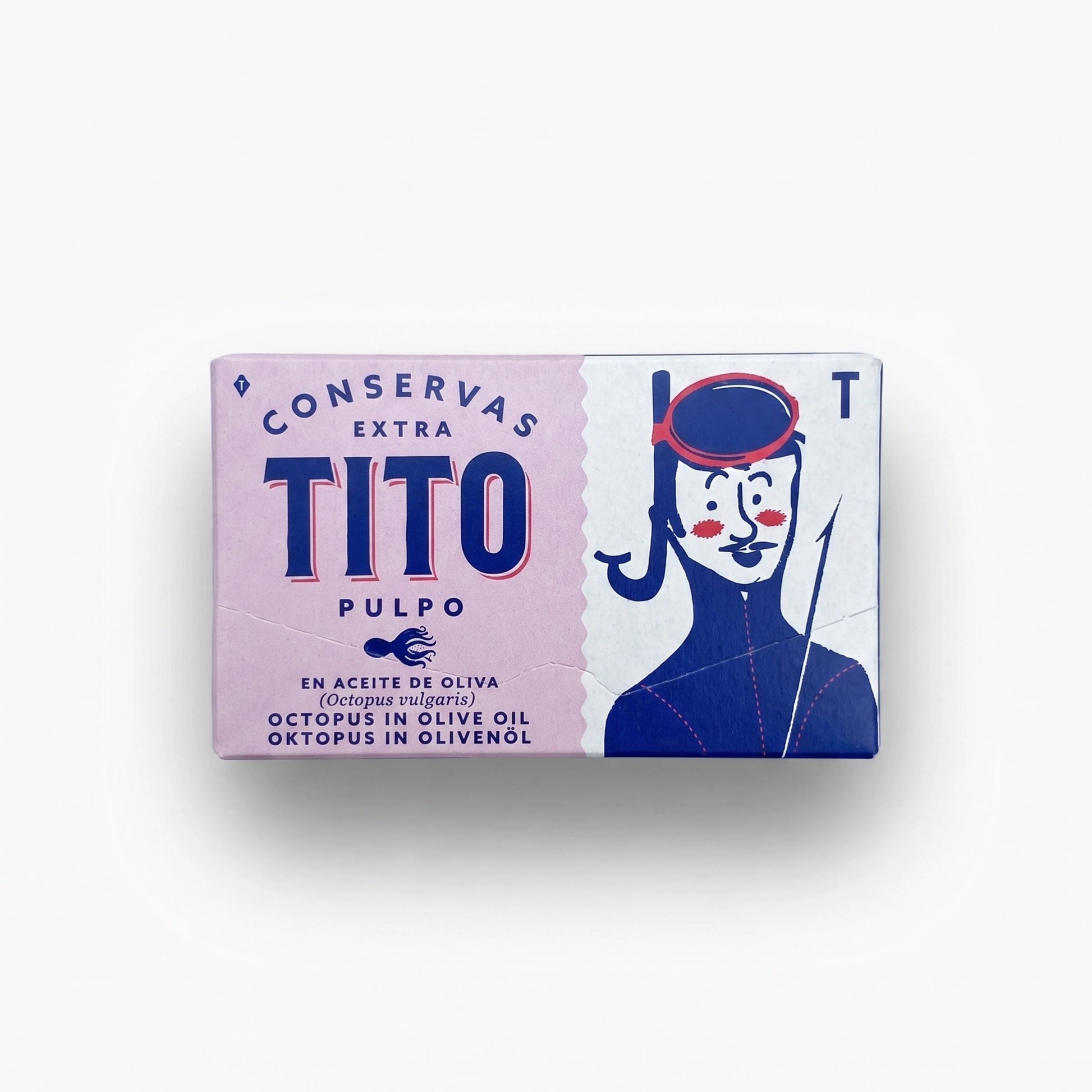 Lata de conserva de pulpo en aceite de oliva de Tito sobre fondo blanco de estudio, con packaging de color rosa dividido en dos partes: una mitad presenta la ilustración de un buzo y la otra muestra en color azul la información del producto, incluyendo la marca Tito y "Pulpo en aceite de oliva".