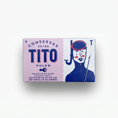 Lata de conserva de pulpo en aceite de oliva de Tito sobre fondo blanco de estudio, con packaging de color rosa dividido en dos partes: una mitad presenta la ilustración de un buzo y la otra muestra en color azul la información del producto, incluyendo la marca Tito y "Pulpo en aceite de oliva".