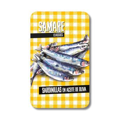 Envase amarillo de Sardinillas en aceite de oliva con motivos de mantel clásico