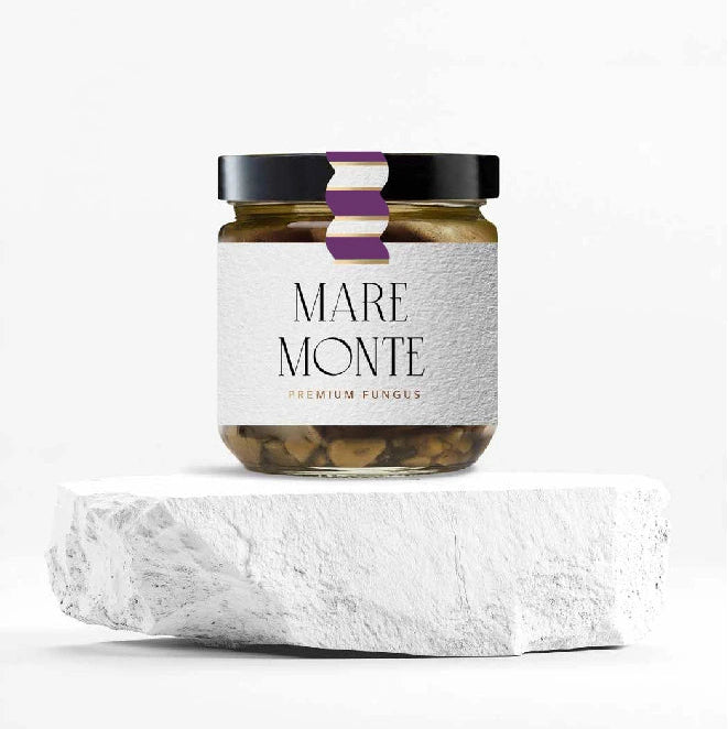 Bote de la Marca Monte rellenas de Setas a Feira. Bote sobre piedra blanca y fondo blanco.