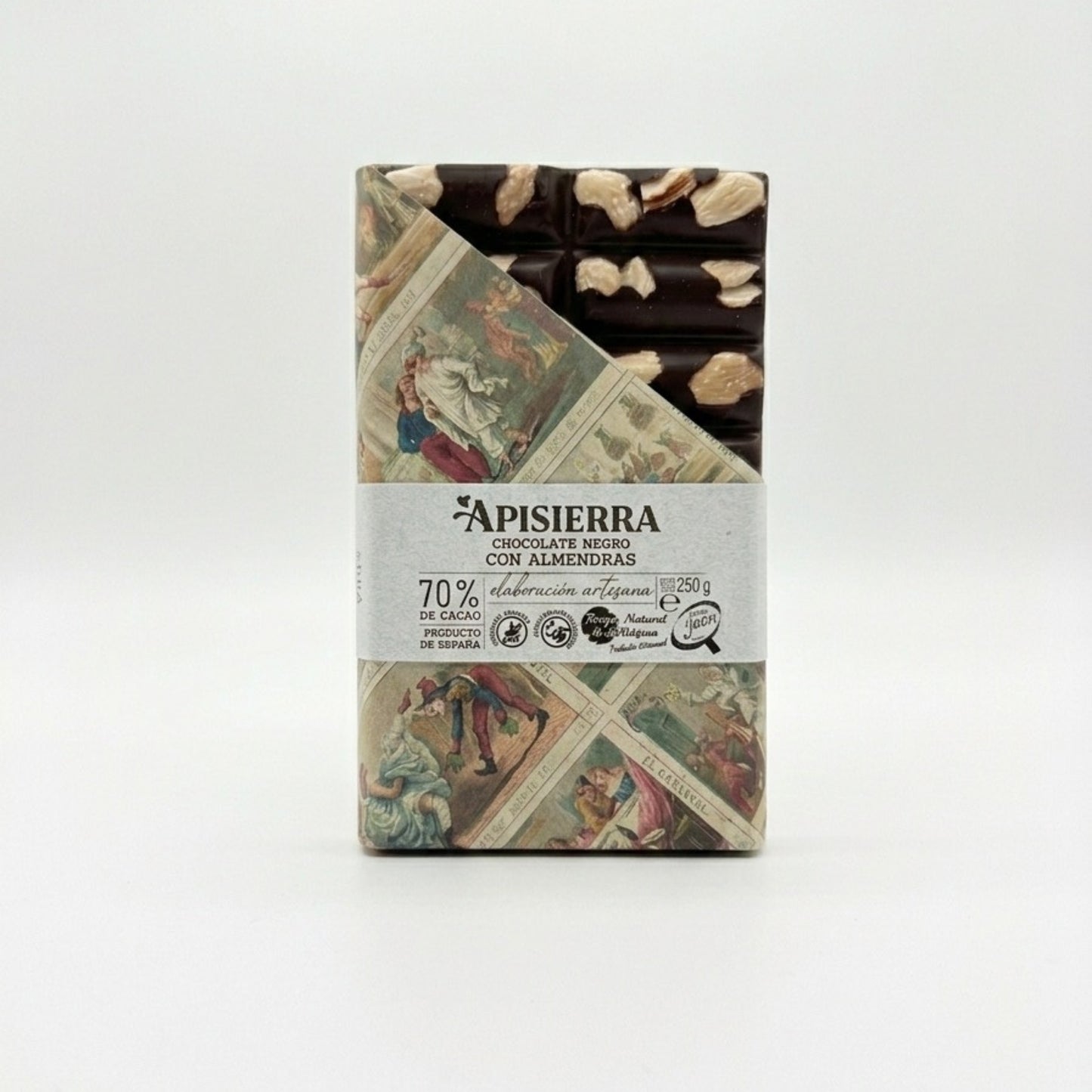 Tabletón de chocolate negro con almendras enteras tostada a mano. Producto realizado de forma artesanal. Vemos el envase con una obertura que nos permite ver el producto y la otra mitad vemos el diseño clásico pero elegante.