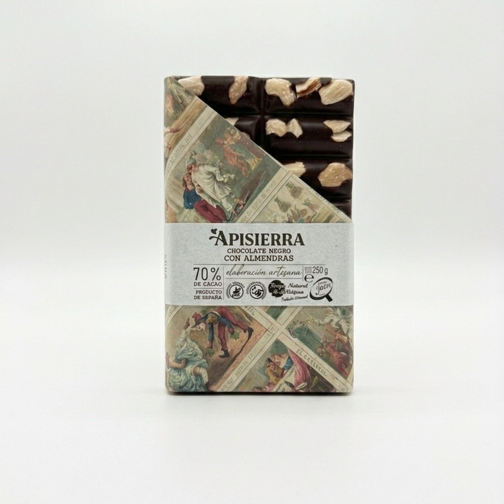 Tabletón de chocolate negro con almendras enteras tostada a mano. Producto realizado de forma artesanal. Vemos el envase con una obertura que nos permite ver el producto y la otra mitad vemos el diseño clásico pero elegante.