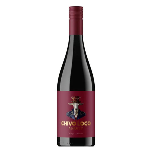 Sobre fondo blanco una botella de Vermut Chivo Loco de la bodega La Purísima de Yecla. Etiqueta de color rojo vino acompañado de su inseparable chistera, profunda y traviesa mirada.
