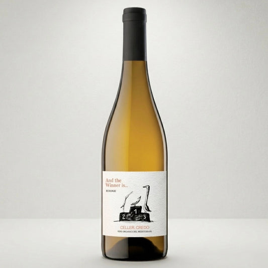 Botella de vino blanco And the Winner is... Con etiqueta de diseño blanco, en el centro un podio con tres patos.