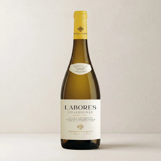 Botella de vino blanco Labores sobre fondo blanco de estudio, con diseño elegante, tapón de color amarillo y etiqueta sencilla con el nombre y la información del vino.