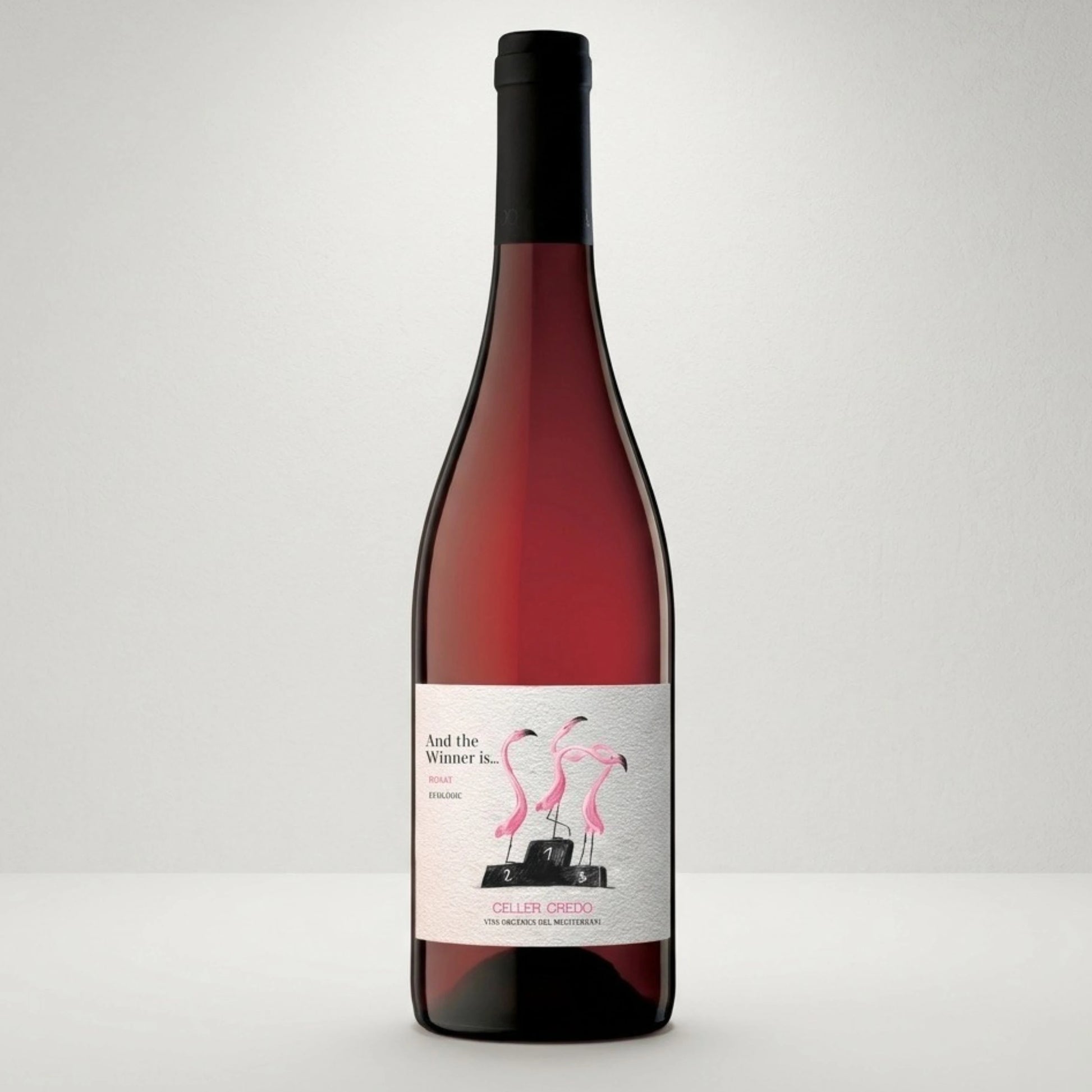 Botella de vino rosado And The Winner Is... sobre fondo de estudio blanco