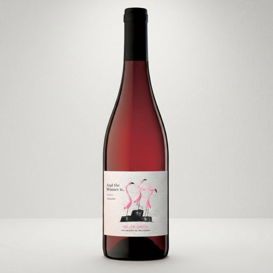 Botella de vino rosado And The Winner Is... sobre fondo de estudio blanco