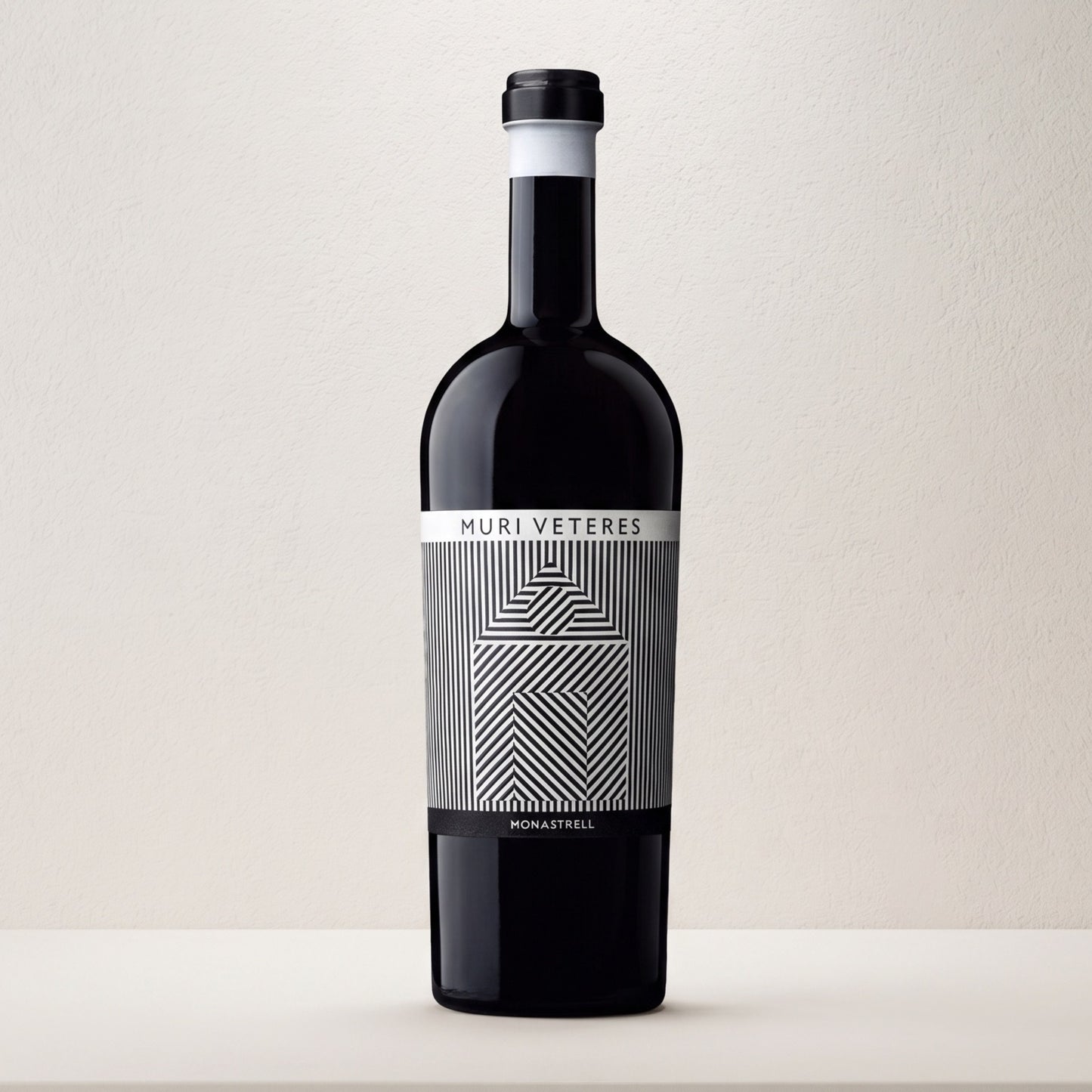 Botella de vino tinto Muri Veteras 2021 sobre fondo blanco con etiqueta blanca de diseño lineal negro, de Bodegas Carchelo, DOP Jumilla.