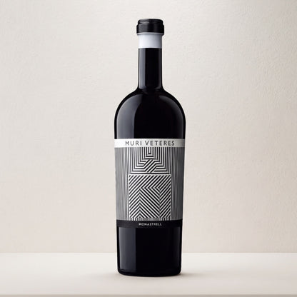 Botella de vino tinto Muri Veteras 2021 sobre fondo blanco con etiqueta blanca de diseño lineal negro, de Bodegas Carchelo, DOP Jumilla.