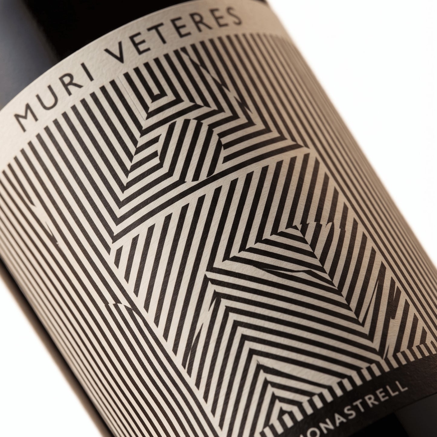 Primer plano de la etiqueta del vino Muri Veteras 2021 de Bodegas Carchelo con DOP Jumilla y Monastrell 100%.