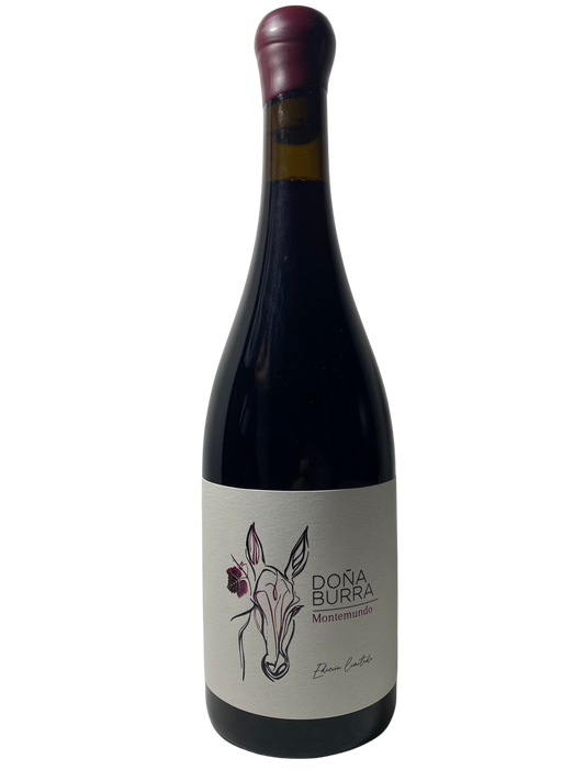 Botella de vino tinto Doña Burra. De estilo clásico donde observamos el dibujo de una burra con una flor y el nombre del vino.