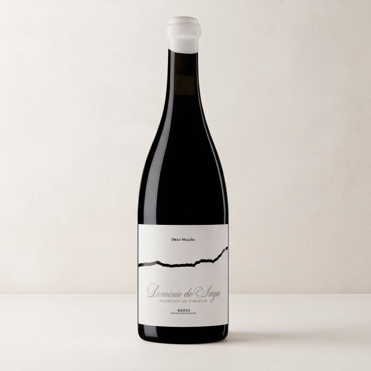 Botella de vino tinto Dominio de Anza Selección de Parcelas 2024 de frente sobre fondo de estudio, con etiqueta blanca de estilo clásico y tipografía negra.