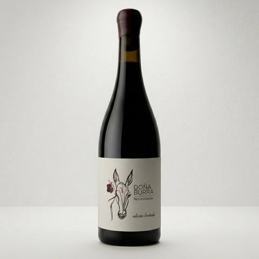 Botella de vino tinto Doña Burra. De estilo clásico donde observamos el dibujo de una burra con una flor y el nombre del vino.