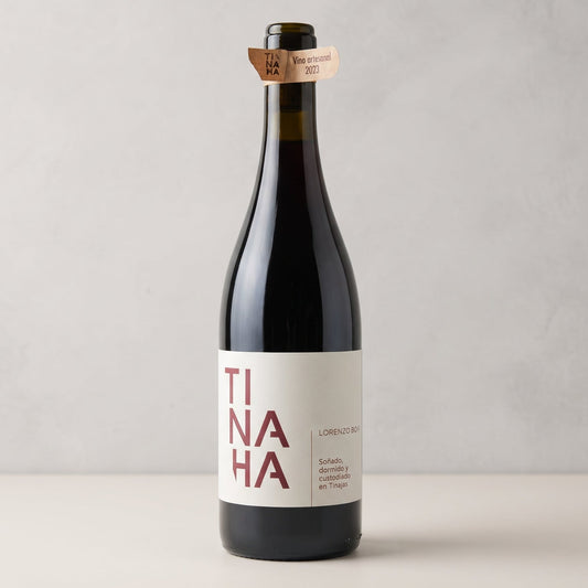 Botella de vino Tinaja sobre fondo de estudio. Diseño clásico con etiqueta blanca y el nombre «TINAJA» en letras rojas divididas en tres líneas.