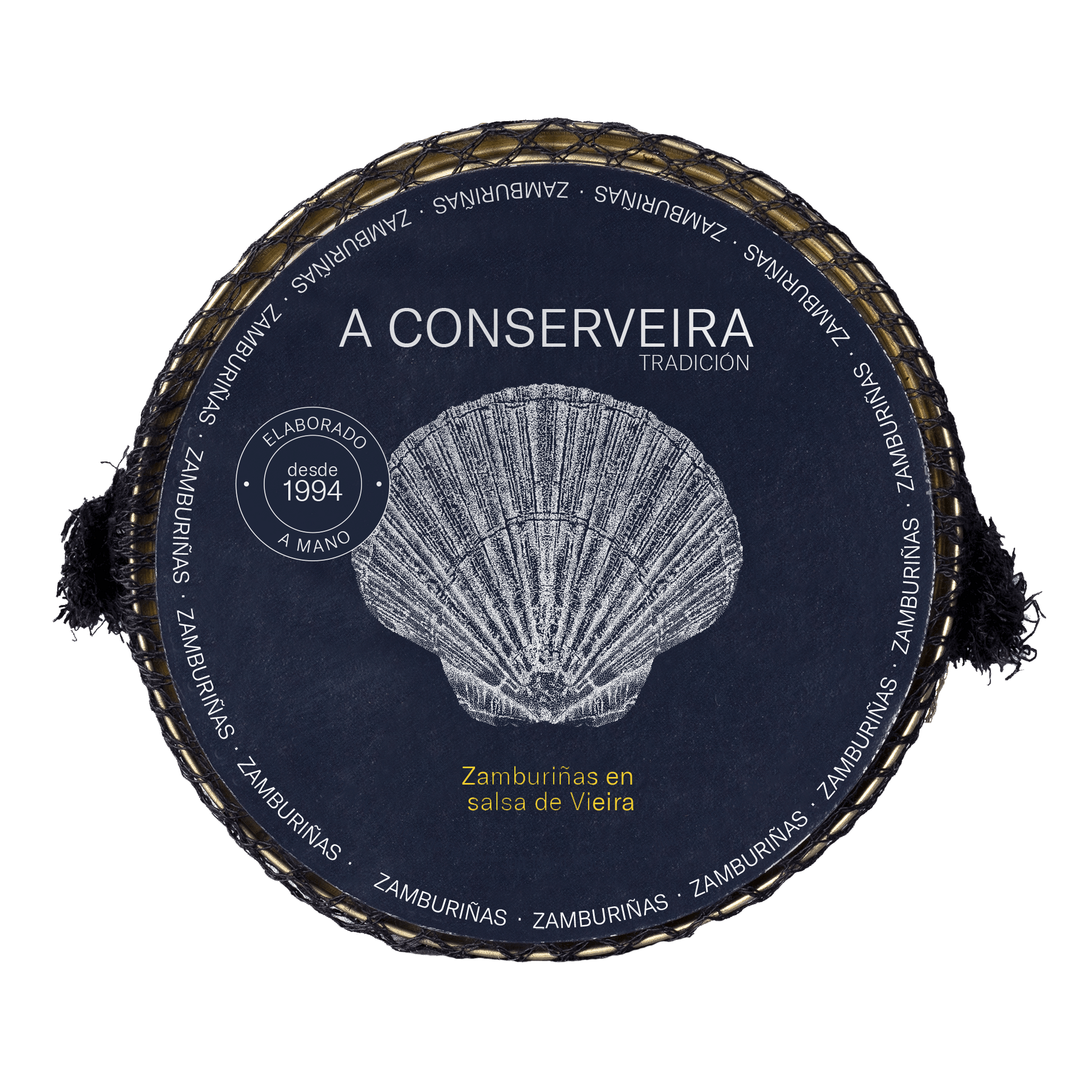 Conserva circular con malla de pesca y pegatina en color azul, donde en el centro vemos la concha de la zamburiña y letras en blanco.
