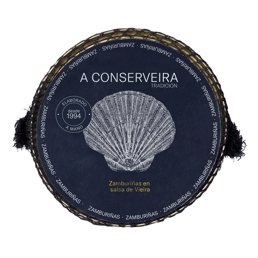 Conserva circular con malla de pesca y pegatina en color azul, donde en el centro vemos la concha de la zamburiña y letras en blanco.